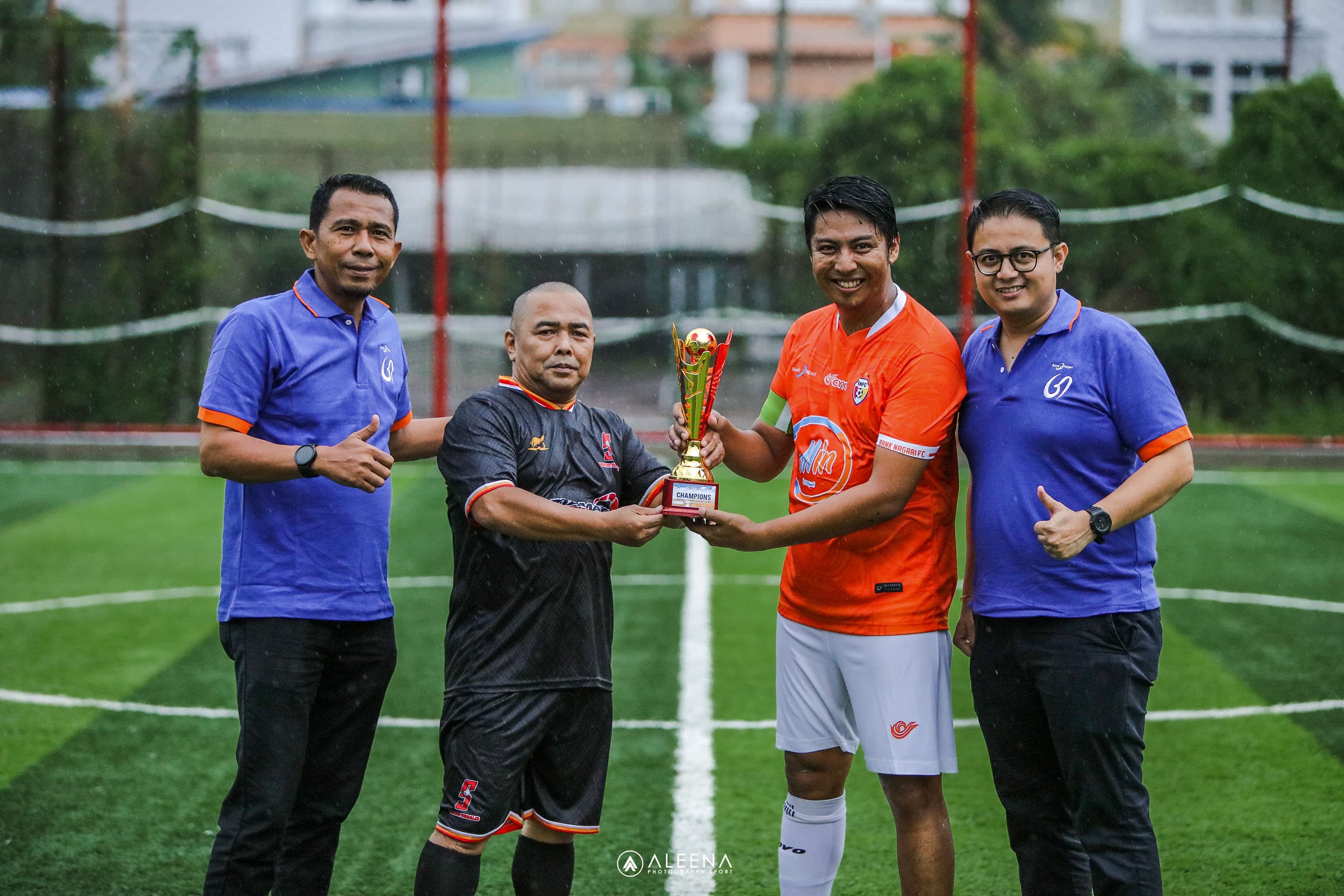 Laga Trofeo Cup HUT Bank Nagari mempertemukan Tim Bank Nagari (BN) Soccer melawan Soccer Jurnalis, Kamis (7/3-2024) di Lapangan Saudagar Minang GOR Agus Salim Padang